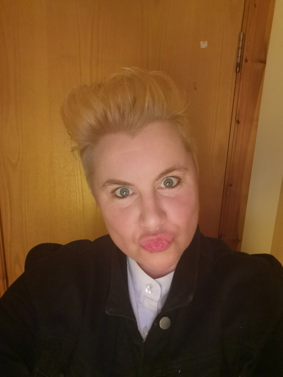 KateBHdj's tweet photo. Random picture of me and the new hair blending into doors.
Totally unrelated to the fact that I've a show on @PLAYIRISH in 5 mins.
Feat:
@TheUndertones_ @bulletgirlband @xoTomikexo @RusanganoFamily #AnnaMullarkey @truetidesband @djjohngibbons and loads more! #PlayIrish https://t.co/z4ZkytAROo