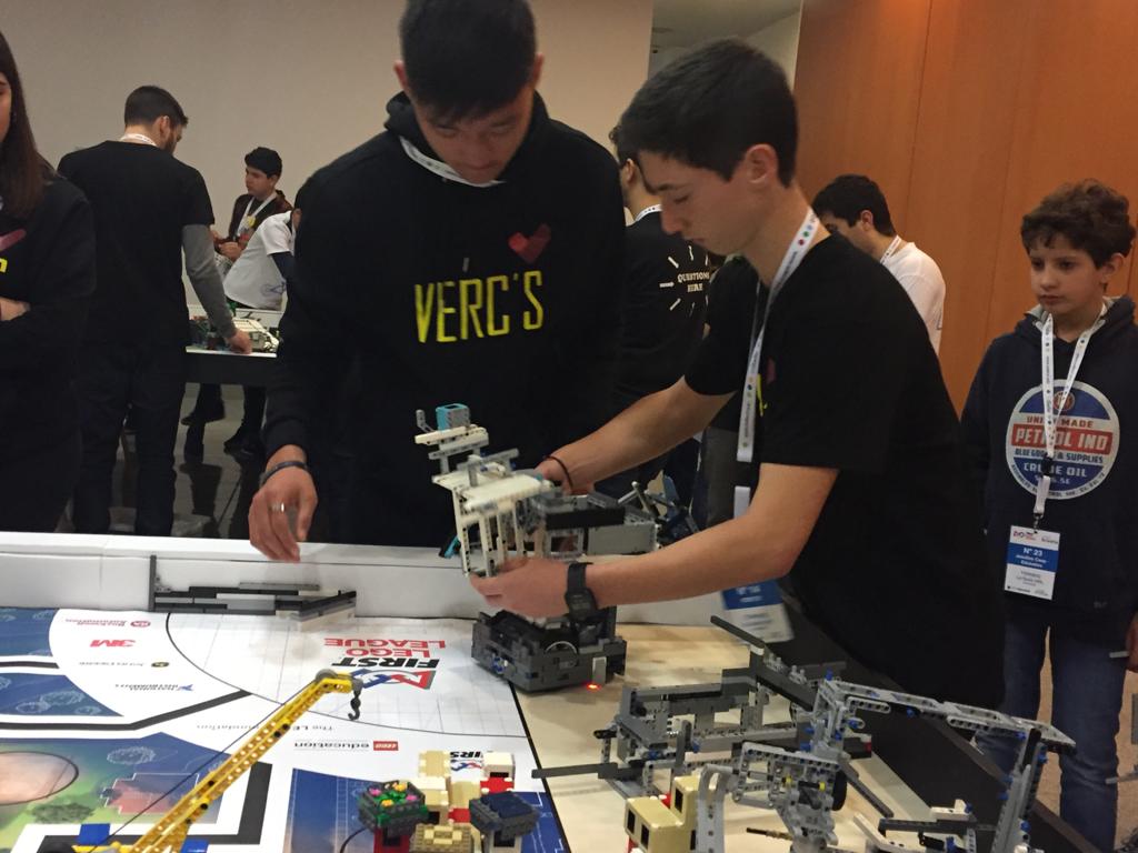 vedrunaelcarme's tweet photo. Ja tenim els VERC'S competint a la Salle!🤖🤖 Molta sort!! #intensament #vercs #vedrunaelcarme #vedrunasantsadurni #escolacompetent https://t.co/Q8xBQ5K7J7