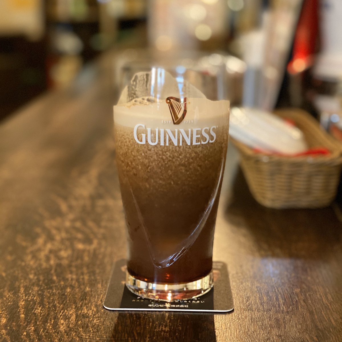 #GUINNESS #Stout
#BaileysIrishCream 
#JamesonIrishWhiskey 
#IrishCarBomb 

他のお酒では死んでもしませんが、これは一気に飲まないと凝固するんでイッキです(量は少ないです)。