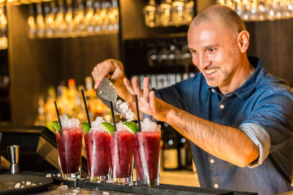Did somebody say #cocktails?🍹🍸

It's the #weekend and the #perfect time to treat yourself to some wonderfully made #drinks!

Pull up a chair and join us at the bar!😉