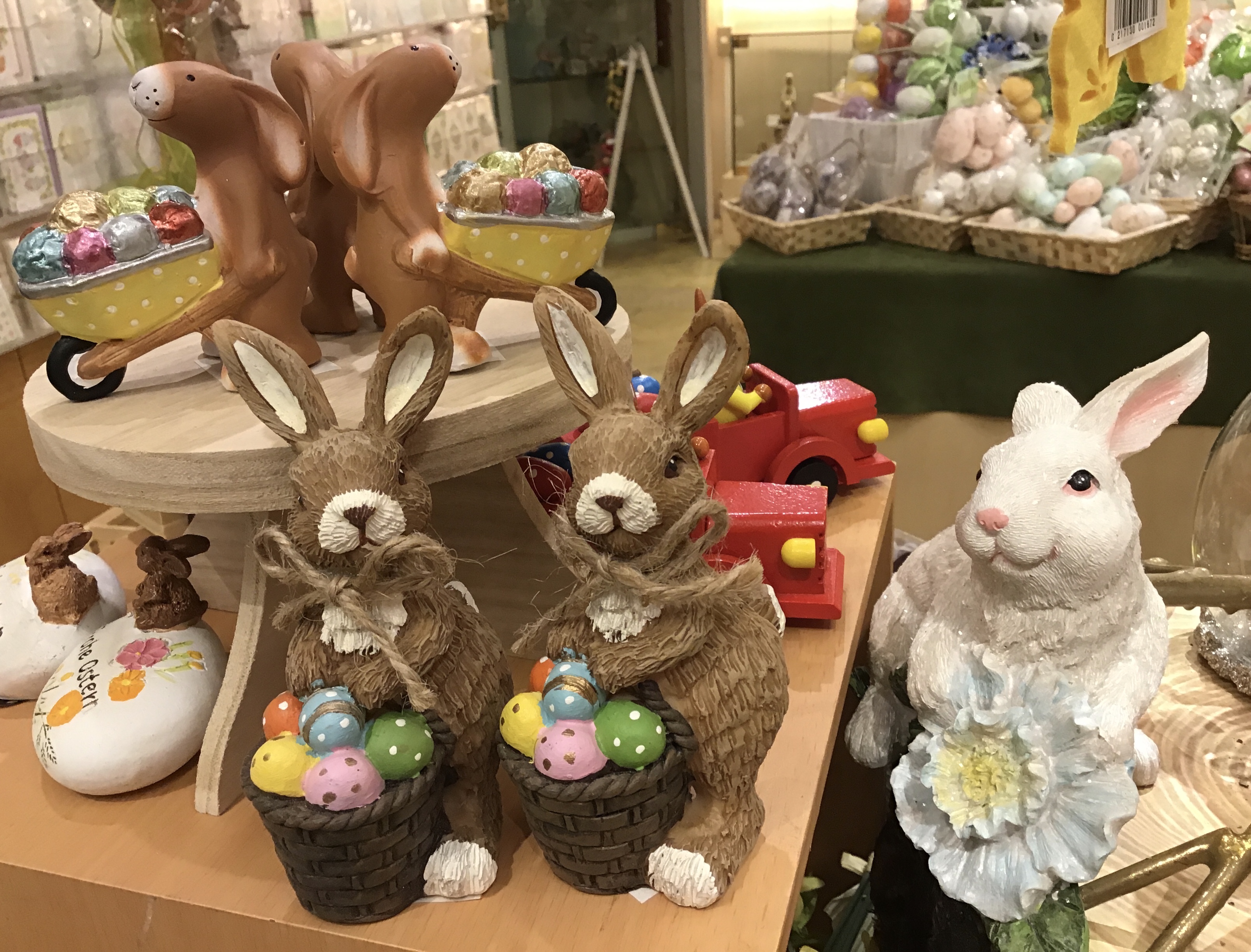 教文館 公式 En Twitter エインカレムからのお知らせです イースターフェアでは本物の卵の殻を使ったイースターエッグをご用意しております また たまごに貼るタイプのシールや 熱湯 を使ってゆで卵に貼るエッグラップは手軽で人気です ウサギの置き物や華やかな