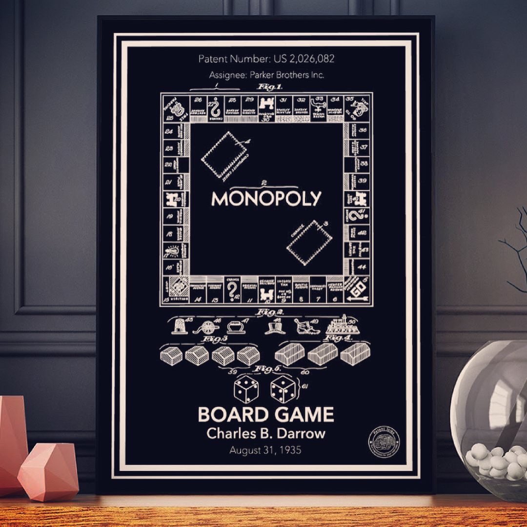 Yeni poster 🥁 Monopoly patent posterimiz eklendi 🎉 Monopoly oyunu 1935 yılında patenti alındıktan sonra, 103 ülkede 37 farklı dilde olmak üzere 750 milyondan fazla kişi tarafından oynanmış ve uluslararası popüler kültürün bir parçası haline gelmiştir. #patenttalks