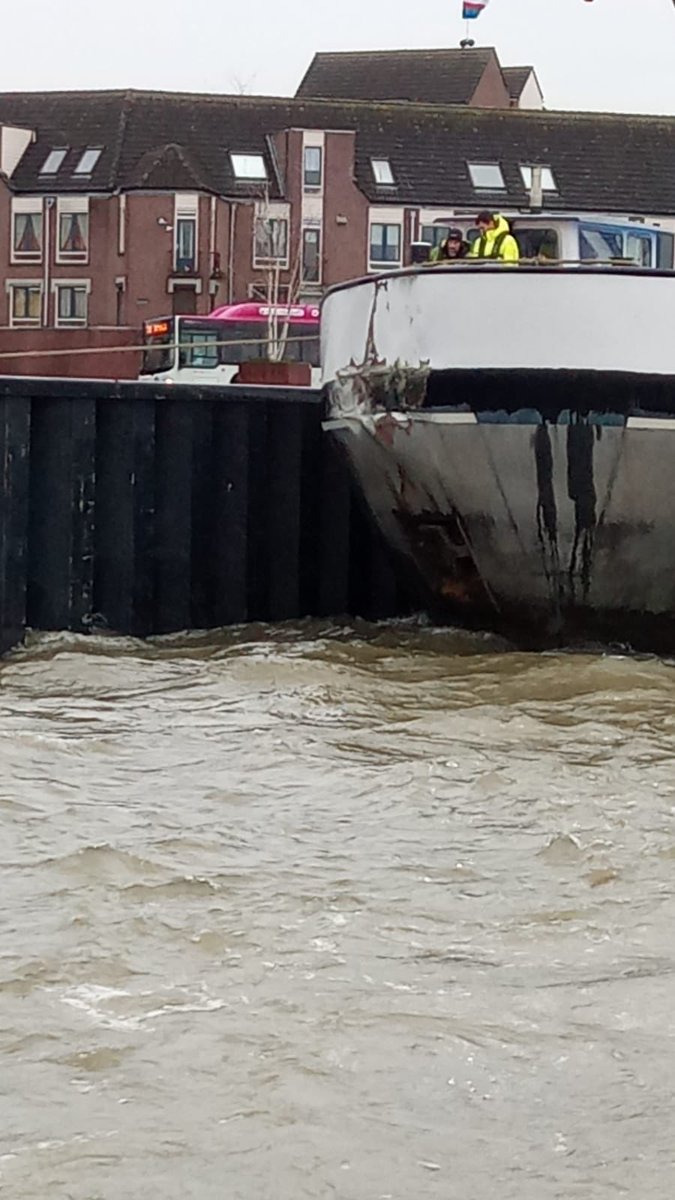 Varend verkeersleider Dennis 🚤⚓️ tweet media