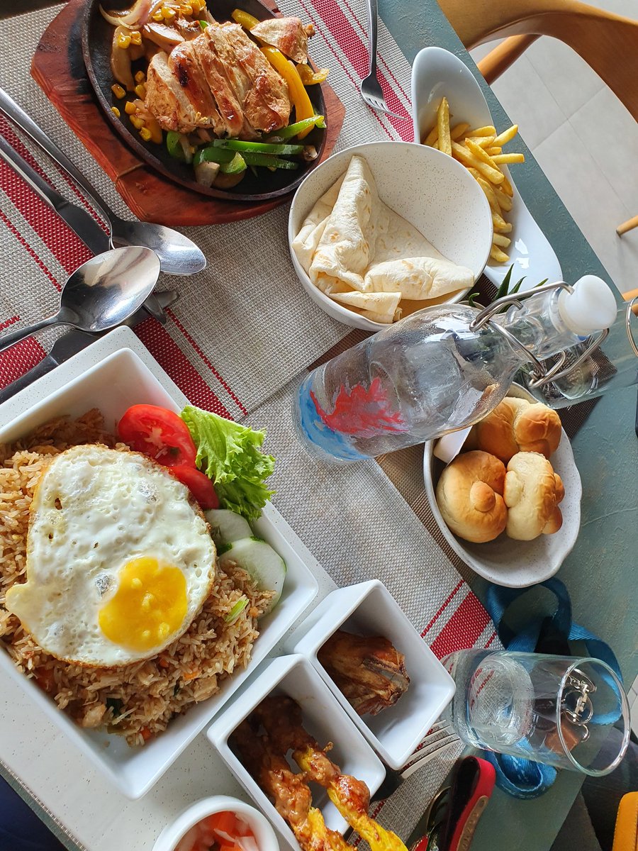 Sharaff__'s tweet photo. Had a great lunch with best buddies at @Lesouqcafemv | @Miz_Yuke | @suway_suway8.

The Food was delicious. 👌👍

#lunch #LeSouqCafeMv #delicious #food https://t.co/bws8OKROEW