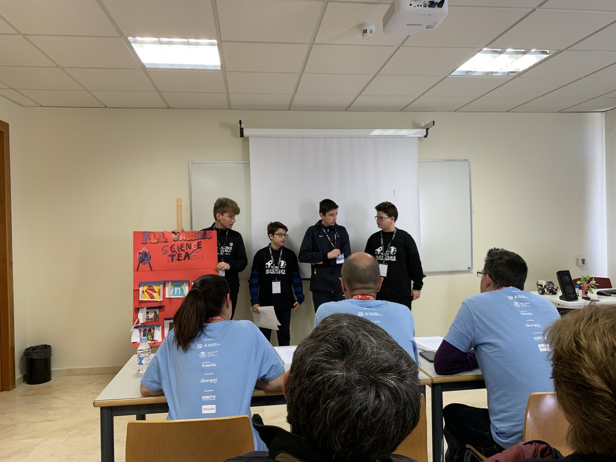 Los jueces y árbitros de la #FLLMadrid2020 tienen el difícil reto de evaluar el proyecto científico y el reto robótico. Todos los años hacen una gran labor porque no solo evalúan también enseñan y ayudan a crecer a los participantes #gracias