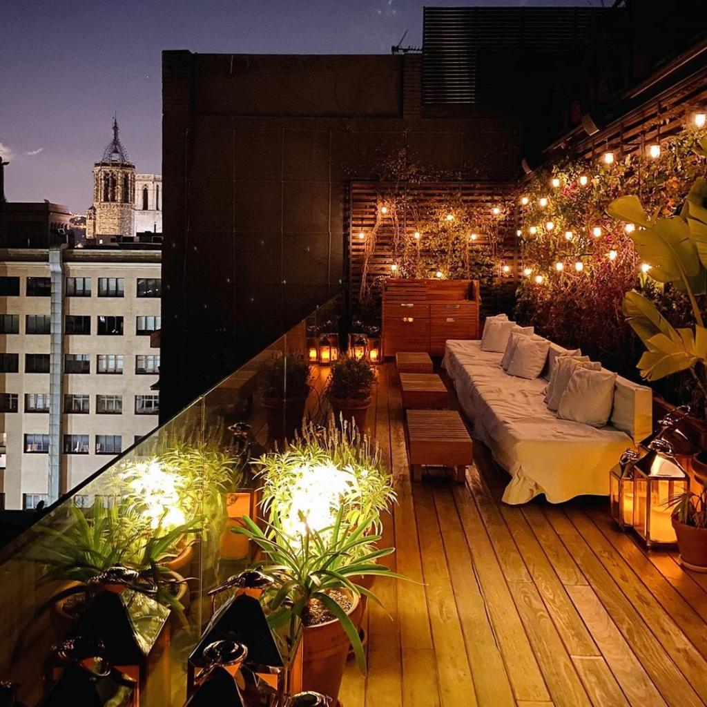 The prelude to a perfect night on #TheRoof.

📸: _laurahuertas

#BarcelonaEDITION
#rooftopbar
#Barcelonainspira