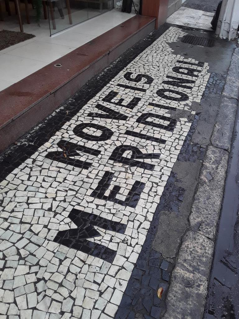Some shops, companies and public buildings have "personalized" designs, with the establishment's name set into the mosaic.