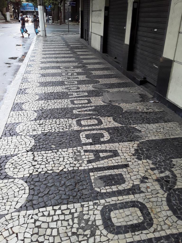 Some shops, companies and public buildings have "personalized" designs, with the establishment's name set into the mosaic.