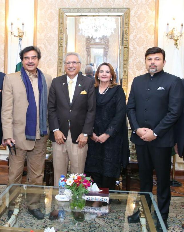 Indian politician Shatrughan Sinha met President Dr. Arif Alvi in Lahore today. They discussed the importance of building peace bridges across the border. Mr. @ShatruganSinha endorsed concern of the President about the lockdown of occupied Kashmir for more than 200 days.