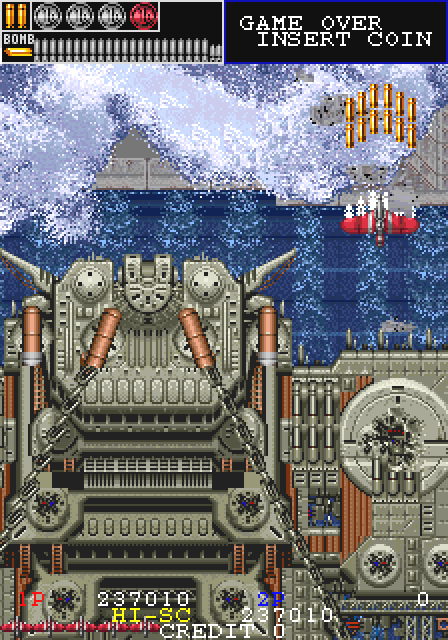 3面ボスのアイアンホエールが隠しギミックで倒せることもガンフロンティアの象徴。ゆっくり動き出す戦艦を勿論通常攻撃でも倒すことは出来る。むしろ、それが本道。しかし実は艦橋の後ろに回り込めて、その後ろにあるダムの防御壁と導水管を破壊すると、ダムを決壊させて水攻めに出来るのだ！（呆れ）