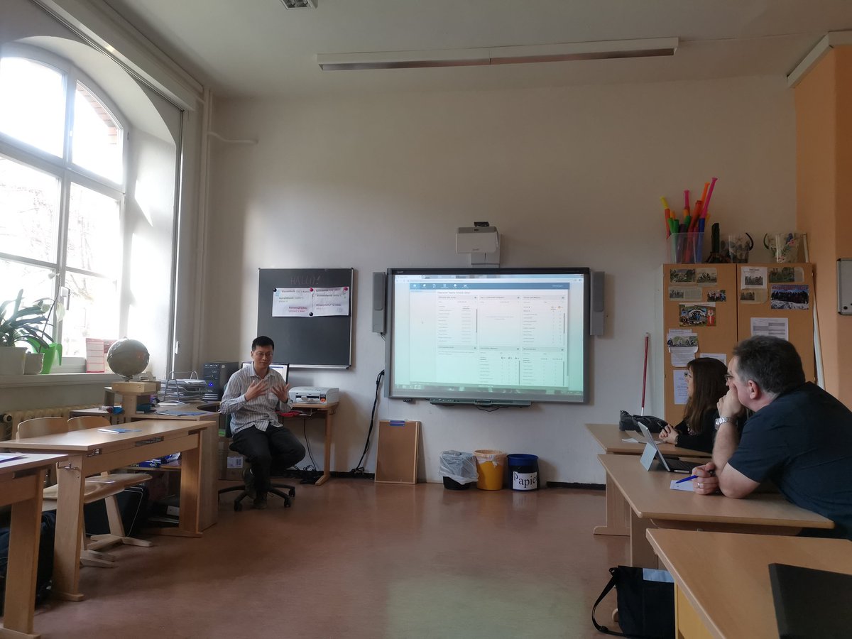 EBarcamp's tweet photo. #EmilsBC @ChiTrungHuynh1 von @CasioSchulR stellt in seiner Session zu Digitalen Medien im Matheunterricht #Bettermarks vor.
#ThüBi #twlz https://t.co/Fg5xbiaQ9A