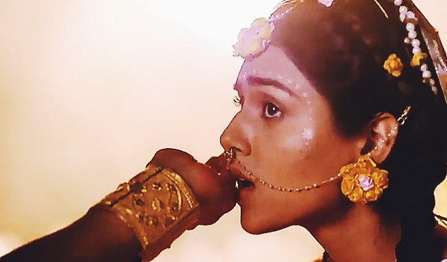 "tumse parey sochu mei kya, Meri kalpana ki udaan tum"TAKE ME TO THIS SEDATION AGAINNNN #RadhaKrishn