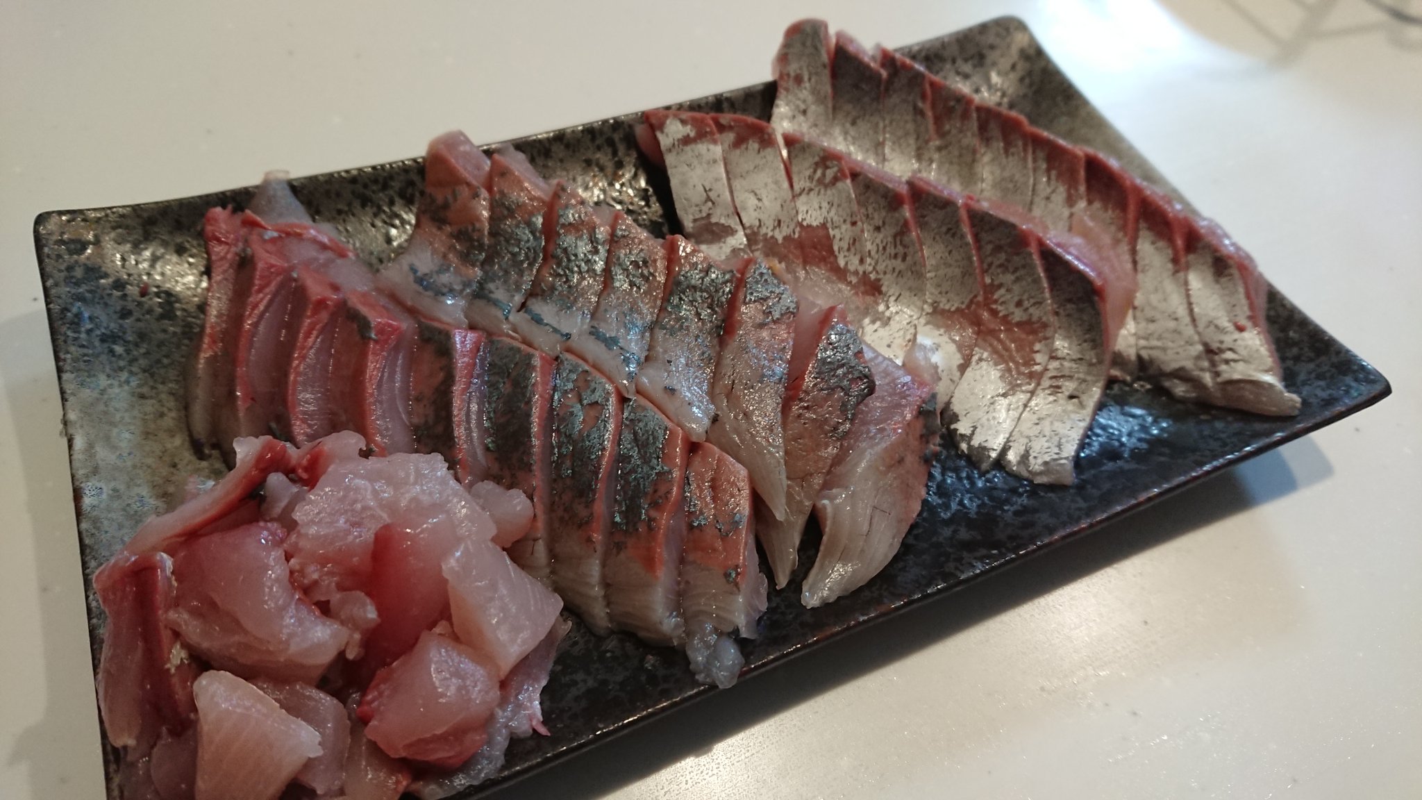 アパチャイ 久し振りにイナダ捌いたんだけど相変わらず刺身に切り分けるのが下手過ぎるw 腹身の皮引き綺麗に出来たのに T Co Whryzvrvxq Twitter