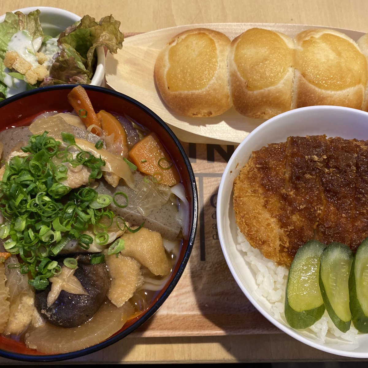 焼きまんじゅう(パン)うまい！
味噌カツ美味しい！
汁物かと思いきやうどん具沢山ほっこり！
熱量がすごい。あっつい！
 #ポンカフェ