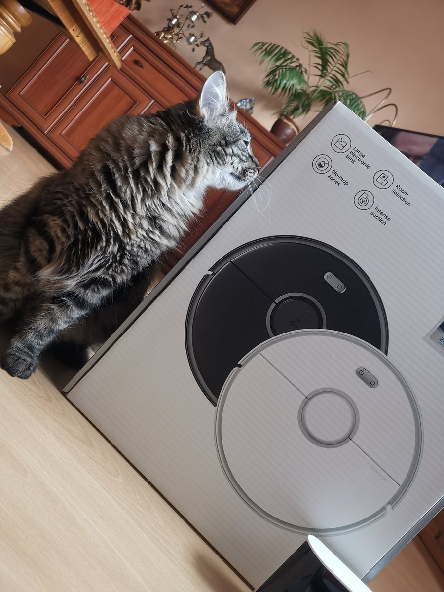 tsumidesho's tweet image. #RoborockS5Max ma na imię Wojtek. 
Olivia się z nim polubiła.