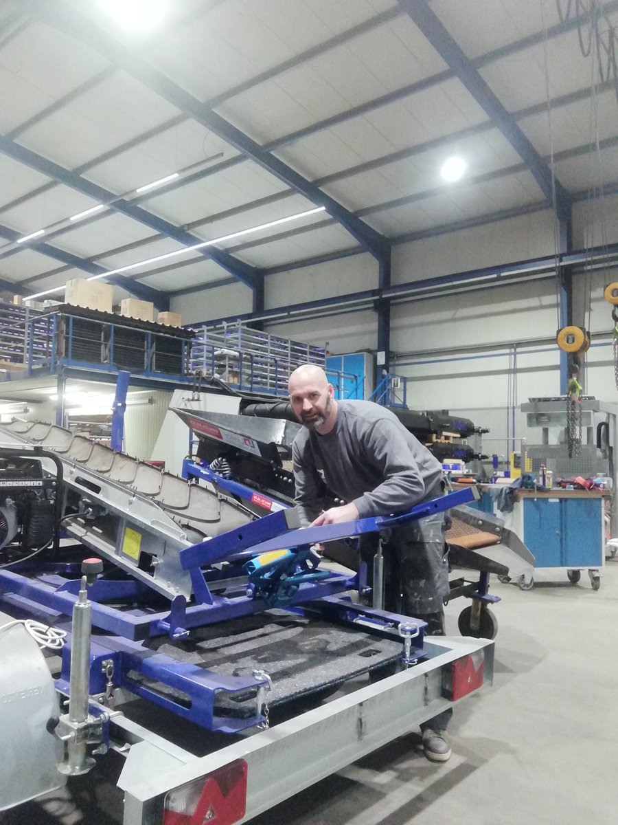 FleXiever's tweet image. No demos scheduled today so doing some assembly work.
To sell your machines you got to know your machines.😉

#FleXieverpower #mobilescreening #recycling #rental