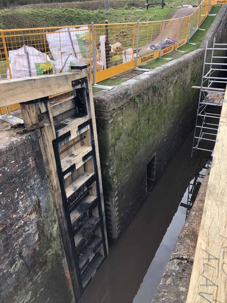A different view of a lock #foxtonlocks #boatsthattweet