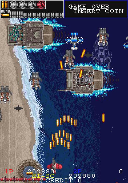 3面ではワイルドリザードが動く人として表された。砂浜に乗り上げる上陸艇から出てくるのがそれで、ボムを放つと全員が伏せをする。マシンに油が入れられているのはタンクローリーと艦で触れたが、それを駆動させる人もまたしっかりと描かれているのである。砂浜近くで敵を倒せば爆発痕に水が溜まる。