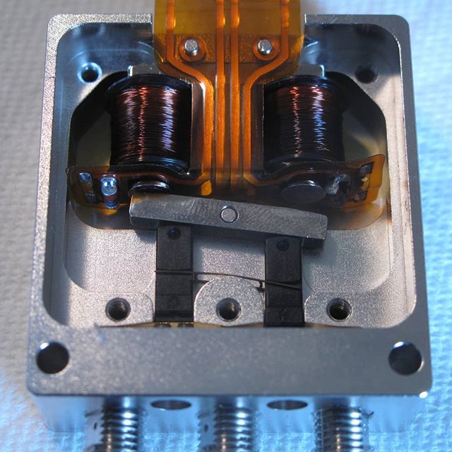 tamhanna's tweet image. #rfswitch inside a #hp859x #spectrumanalyzer. The #relais controls the switching levers which handle the actual #highfrequency. Interestingly, the #switchingcurrent is set to a very high level according to the owners guild, which leads to some…

📸 instagram.com/p/B83sMHajROI/
