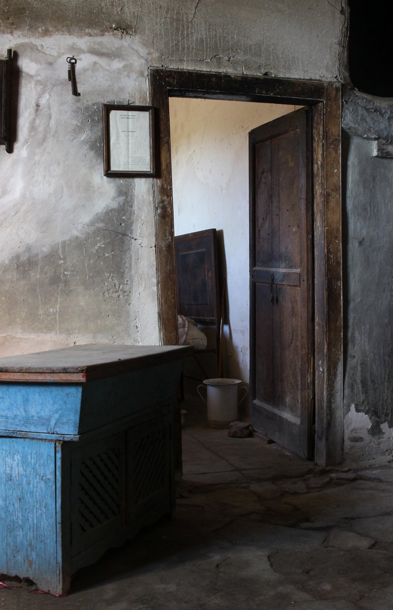 Someone left the bedroom door open before leaving.
#depopulation #southitaly 
#irpinia #zungoli 
#suditalia #southitalytrip #mediterraneantravel #travelnaples #visitnaples #southernitaly #travelsouthitaly #travelitaly #alternativetravel #travelblogger #responsibletravel #slowtour