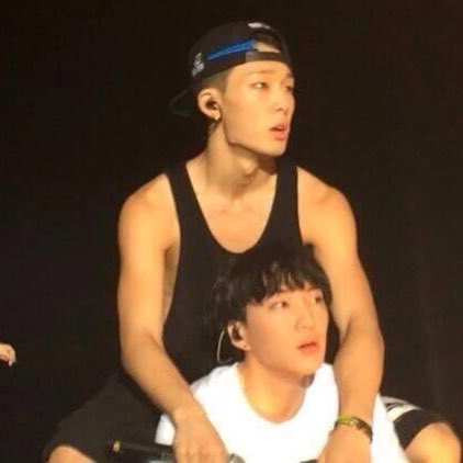 KkangBob being extra clingy, even on stage.1st: YG Family concert2nd: WINKON stage during Mix & Match