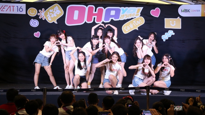 webstarupdate's tweet image. “OHAYO! โอ้วโห้ว สเว็ตซิกซ์ทีน”  โอตะแห่ร่วมงาน HI-FIVE&amp;amp;2Shot พร้อมต้อนรับ Yoshimoto Trainee  “นิ้ง” น้ำตาแตก อำลาเวทีครั้งสุดท้าย &amp;gt;&amp;gt; starupdate.com/?p=556817

#สเว็ตซิกซ์ทีนOHAYOสวัสดี #SWEAT16 #GOSWEAT
#YoshimotoThailand #タイのアイドル #アイドル