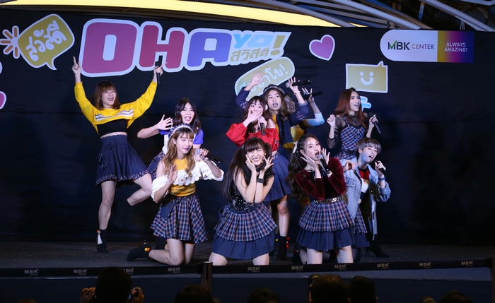 webstarupdate's tweet image. “OHAYO! โอ้วโห้ว สเว็ตซิกซ์ทีน”  โอตะแห่ร่วมงาน HI-FIVE&amp;amp;2Shot พร้อมต้อนรับ Yoshimoto Trainee  “นิ้ง” น้ำตาแตก อำลาเวทีครั้งสุดท้าย &amp;gt;&amp;gt; starupdate.com/?p=556817

#สเว็ตซิกซ์ทีนOHAYOสวัสดี #SWEAT16 #GOSWEAT
#YoshimotoThailand #タイのアイドル #アイドル