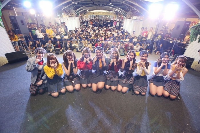 webstarupdate's tweet image. “OHAYO! โอ้วโห้ว สเว็ตซิกซ์ทีน”  โอตะแห่ร่วมงาน HI-FIVE&amp;amp;2Shot พร้อมต้อนรับ Yoshimoto Trainee  “นิ้ง” น้ำตาแตก อำลาเวทีครั้งสุดท้าย &amp;gt;&amp;gt; starupdate.com/?p=556817

#สเว็ตซิกซ์ทีนOHAYOสวัสดี #SWEAT16 #GOSWEAT
#YoshimotoThailand #タイのアイドル #アイドル