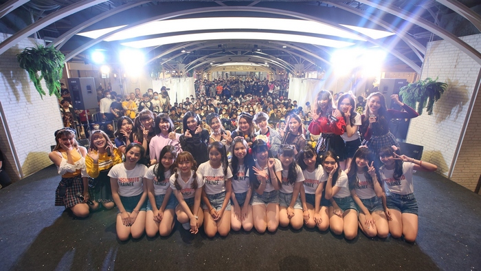 webstarupdate's tweet image. “OHAYO! โอ้วโห้ว สเว็ตซิกซ์ทีน”  โอตะแห่ร่วมงาน HI-FIVE&amp;amp;2Shot พร้อมต้อนรับ Yoshimoto Trainee  “นิ้ง” น้ำตาแตก อำลาเวทีครั้งสุดท้าย &amp;gt;&amp;gt; starupdate.com/?p=556817

#สเว็ตซิกซ์ทีนOHAYOสวัสดี #SWEAT16 #GOSWEAT
#YoshimotoThailand #タイのアイドル #アイドル