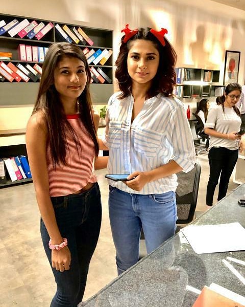 @jenwinget with a fan on beyhadh 2 set 😍😍 #jenniferwinget #stylefile #wingitwithwinget #welovejenniferwinget #maya #zoya #monicamehra #kumud #jenny #codem #beyhadh2 #beyhadh #bepannaah #saraswatichandra #mayajaisingh #mayamehrotra #mayarudhraroy #mayaagain #zoyasiddiqui