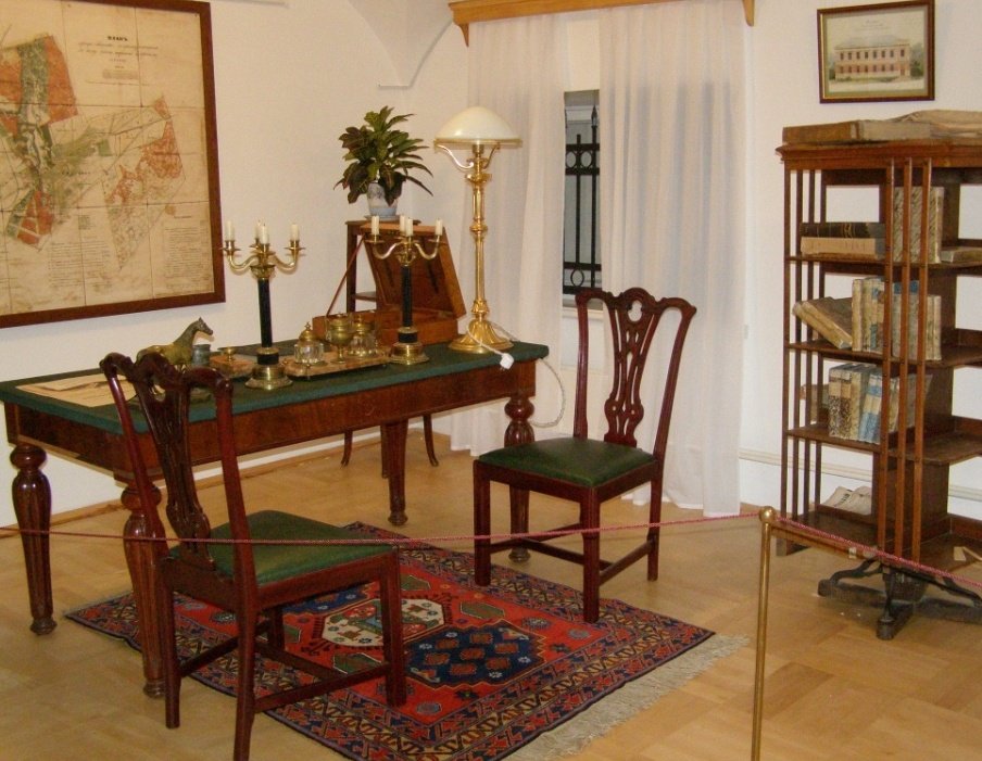 комната писателя. письменный стол сталинский ампир. старинный кабинет. дом музей купца тетюшинова. кабинетный стол сталинский ампир.