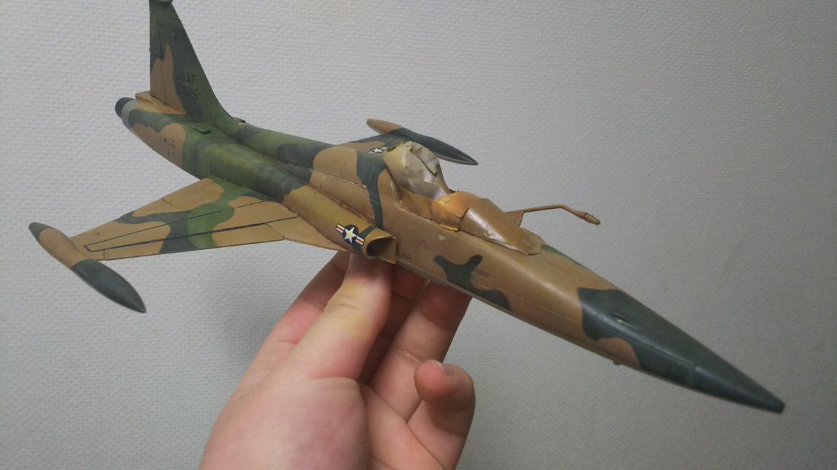 空探 F 5aスコシタイガー 進捗 クリアコートでデカール保護後 油彩で褪色表現やら色調をいじってみたりやらをしてみました 一晩乾燥させたらまたクリアコートしてスミ入れに移ろうと思います ナム戦祭り春