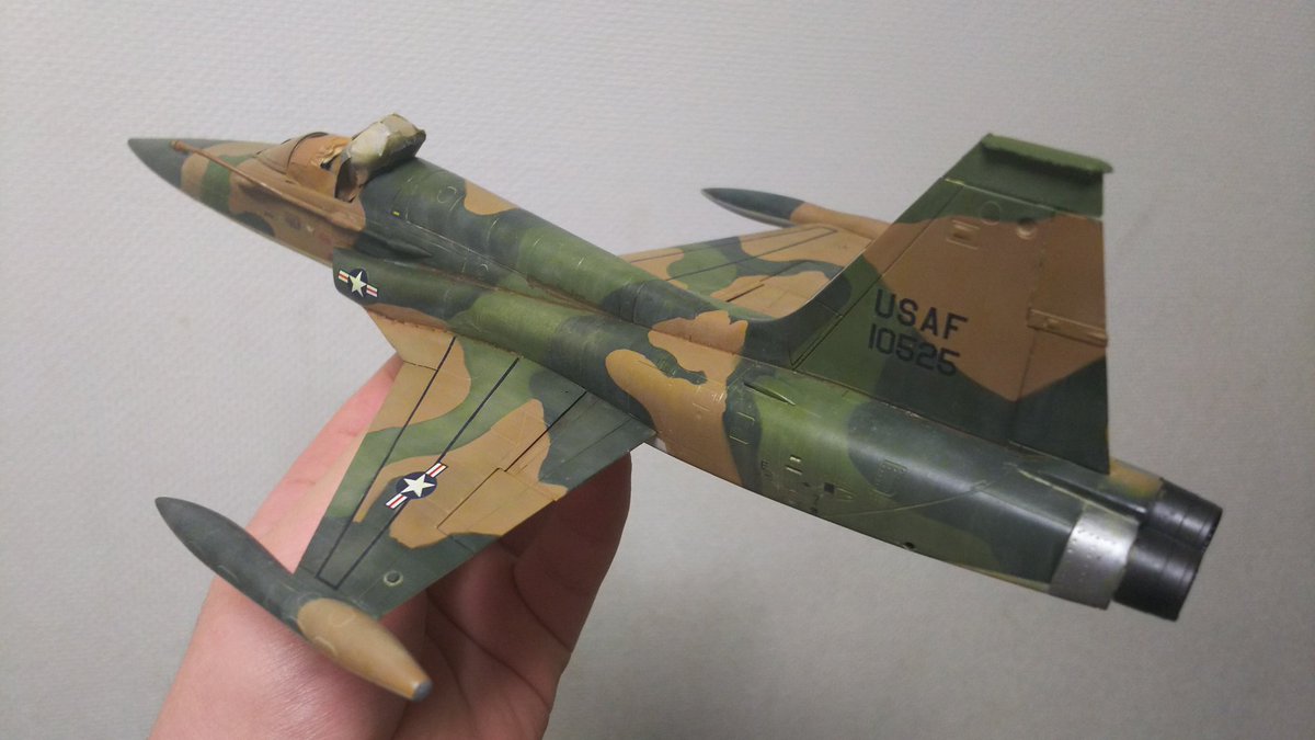 空探 F 5aスコシタイガー 進捗 クリアコートでデカール保護後 油彩で褪色表現やら色調をいじってみたりやらをしてみました 一晩乾燥させたらまたクリアコートしてスミ入れに移ろうと思います ナム戦祭り春