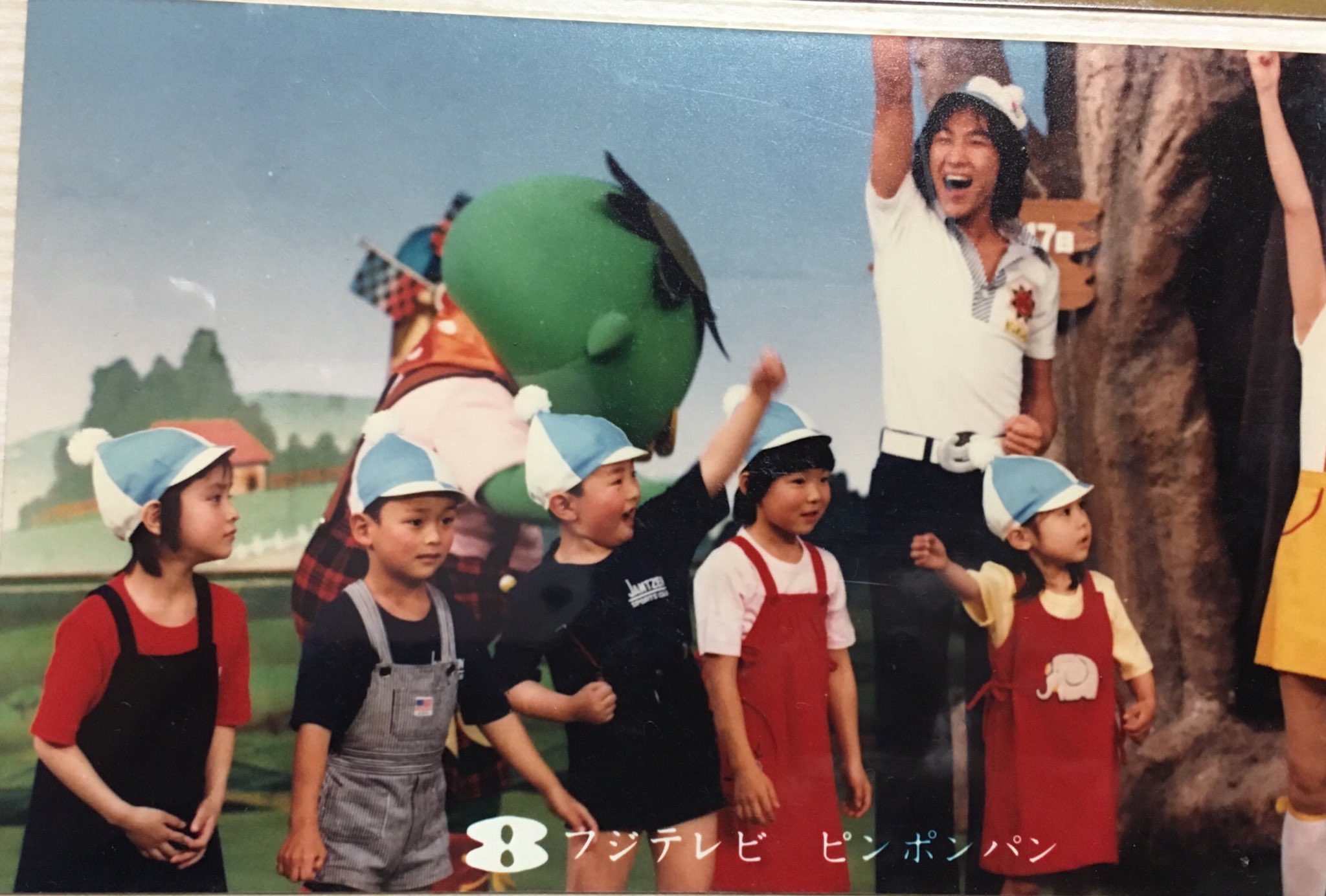 ドアラ2号 ピンポンパン 姉が実家に行った際 古いアルバムから出てきた写真が送られてきた 3歳のときらしいけど カッパの カータンとか番組の最後に木の後ろに行っておもちゃをもらったことなんかはハッキリ覚えてる ピンポンパン カータン