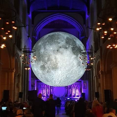 Georgieeee28's tweet photo. #DarkSideOfTheMoon under the moon! @just_floyd #RochesterCathedral #JustFloyd #PinkFloyd https://t.co/8NN3QrlRXK