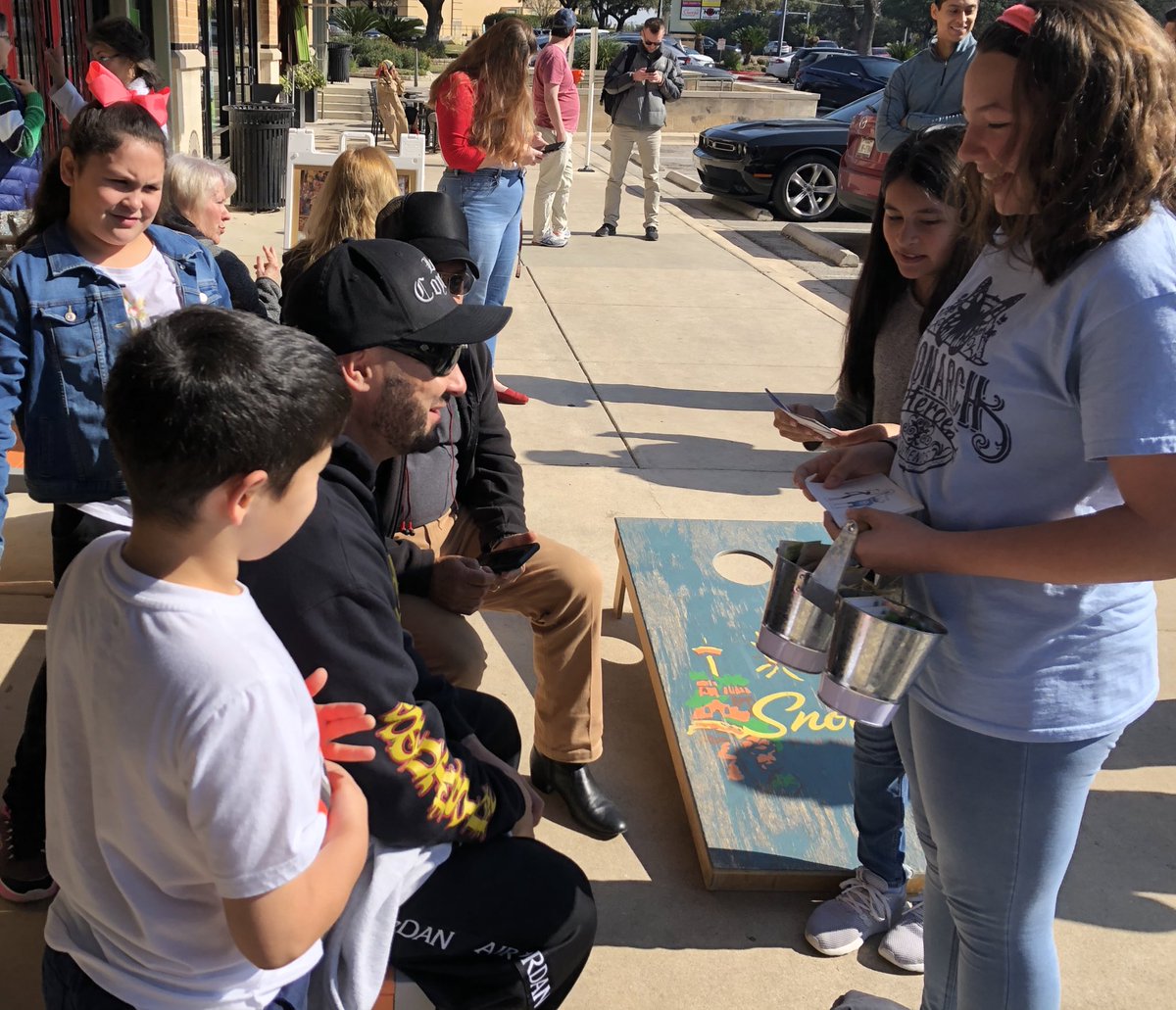 KuentzEcoFriend's tweet photo. EcoFriends spent their morning @SnoozeAMEatery sharing information about our school garden π± Thank you to all who came out to show your support & eat yummy pancakes π₯ #PancakeDay2020 #StrandStrong #supportlocalgardens #ecoteacher #monarchheroes #mysnooze https://t.co/JBjeHfew5D
