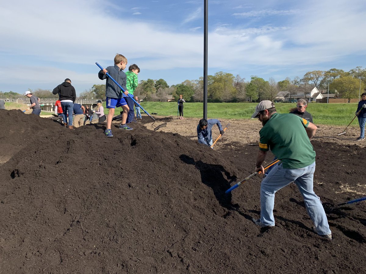 Anne_Baum12's tweet photo. Spent the morning taking action and building a better bayou! @houparksboard @ibpyp @IB_HISD @DurhamES https://t.co/EWHGDcV8NX