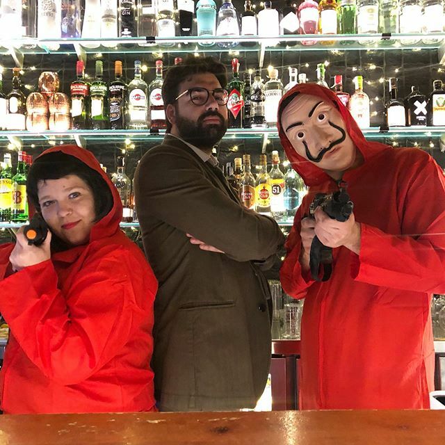 NervisBar's tweet photo. El professor i els seu equip han planejat acabar amb tot l'alcohol del @nervisbar pero et necessiten a tu. Aquesta nit comença el joc! Hi vindràs?
#stjoanab #santjoandelesabadesses #carnaval2020 #claaack #quegrande #lacasadepapel https://t.co/tpGUFkByvk https://t.co/thAT2CUahR