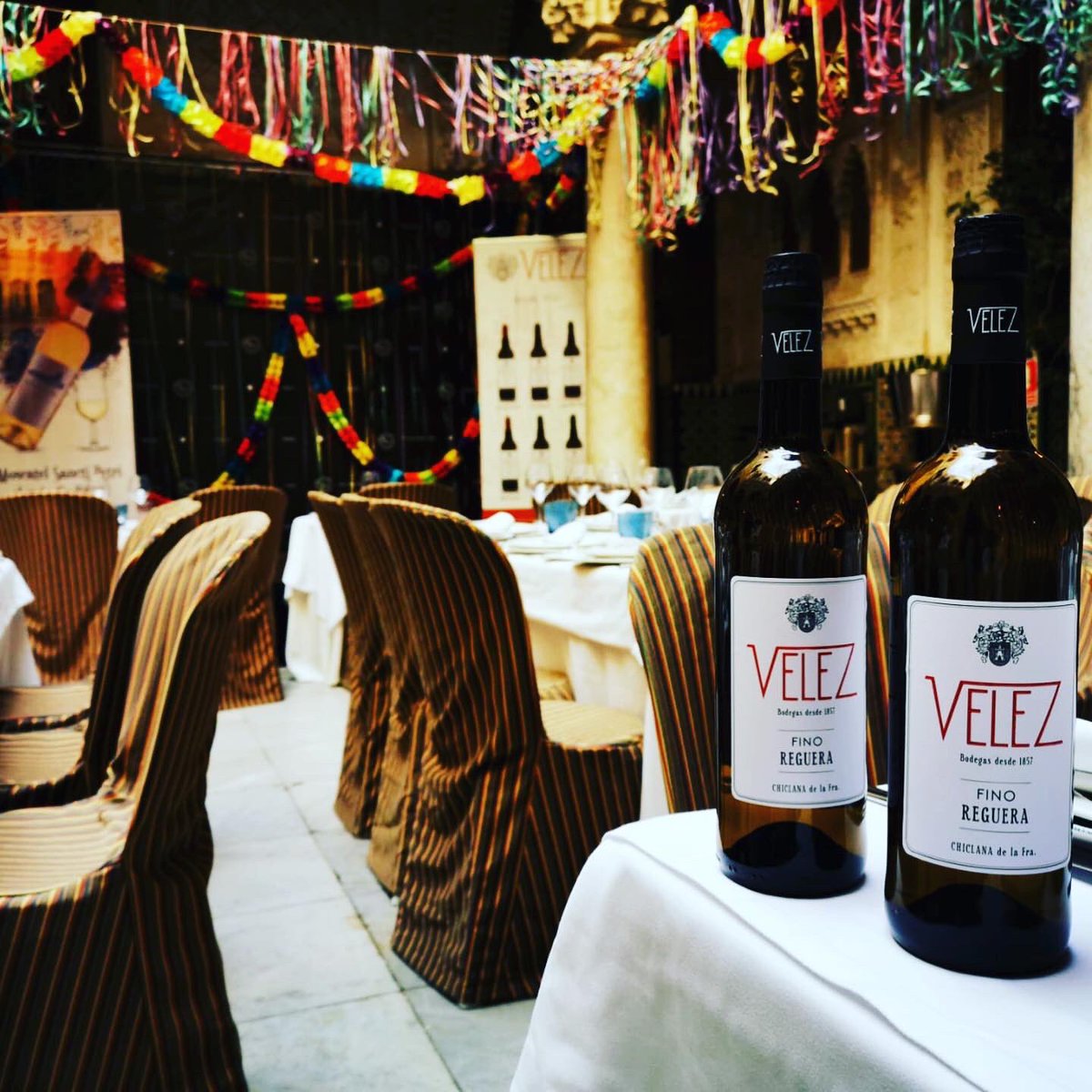 🎭 Todo preparado para la Cena de Gala de #Carnaval 🎭 en el patio neomudéjar del #casinogaditano ofrecido por @casinogrupovelez y patrocinada por #moscatelsanctipetri de <a href="/bodegasvelez/">Bodegas Vélez</a> #carnaval2020 #carnavaldecadiz #cadizturismo #coac2020 #vinosdechiclana #alsurdelsur #instawine