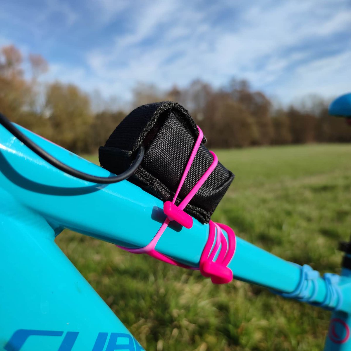 baiki_eu's tweet photo. baiki für den Fall der Fälle: Klettband am Akku abgerissen, baiki hält Dein Zeug 💪 auch ungeplant - immer bereit 😊
https://t.co/6tuuWAcPWb

#bereit #akku #ready #preparation #blue #outside #fahrrad #mtb #cycling #fahrradliebe #pink #baiki #universalband #hältdeinzeug #startup https://t.co/9OE8b4oWvG