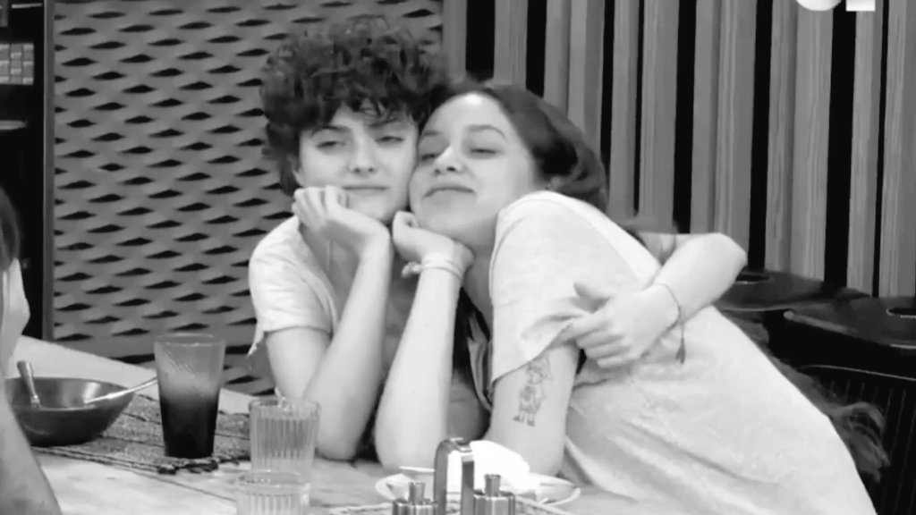 cloudslacunza's tweet photo. Me las van a separar y no voy a soportarlo💔
#OTDirecto22F #academiaalminuto6 #Evanne https://t.co/1IFcwctISn