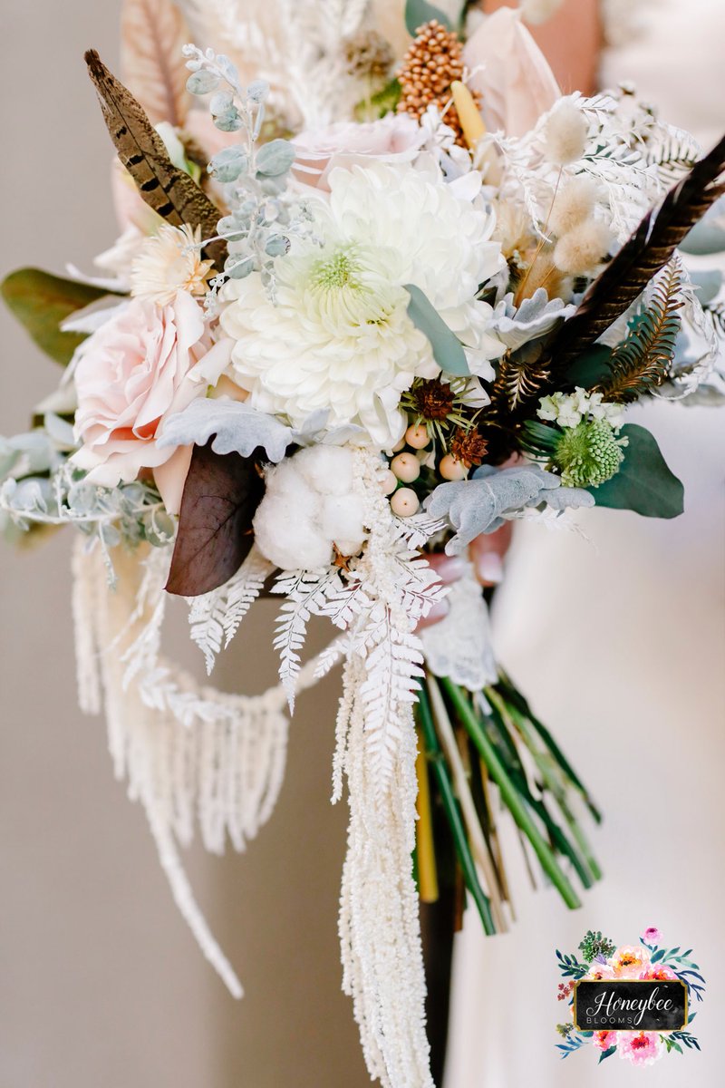 BloomsHoneybee's tweet photo. Bridal Bouquet For Julie. π«
.
.
.
#chrysanthemum #dustymiller #pinkroses #bunnystails #hypericum #cotton #anthurium #scabiosa #tuberose #pheasantfeathers #bleachedfern #floraldesigner #weddingbouquet #floralstylist #niflorist #freshbouquet https://t.co/qOs8ivfsfG
