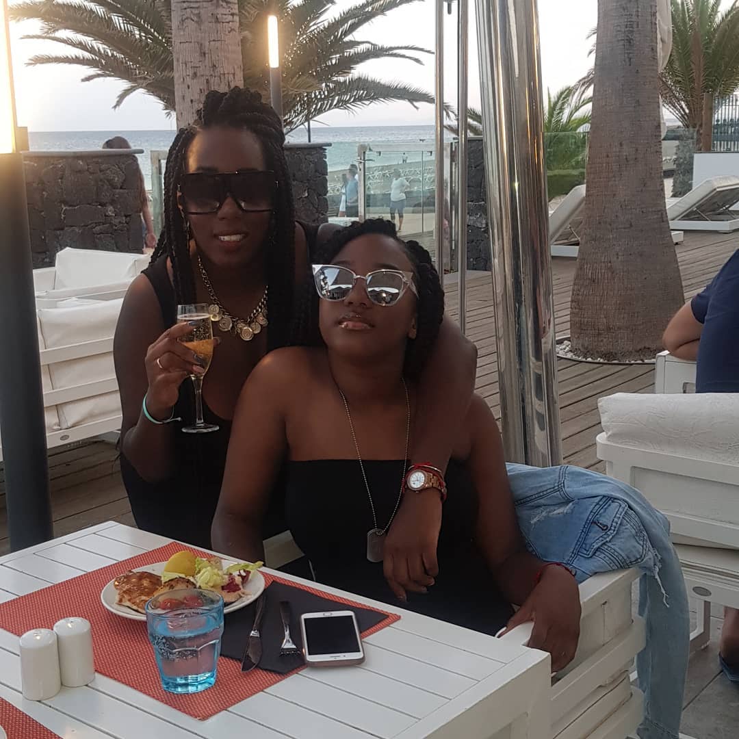 _SolLanzarote's tweet photo. Warming up before dinner… Good job, ladies! #SolByMelia #JetSetFam Photo de: justaysh https://t.co/dCfg1LlXLD
