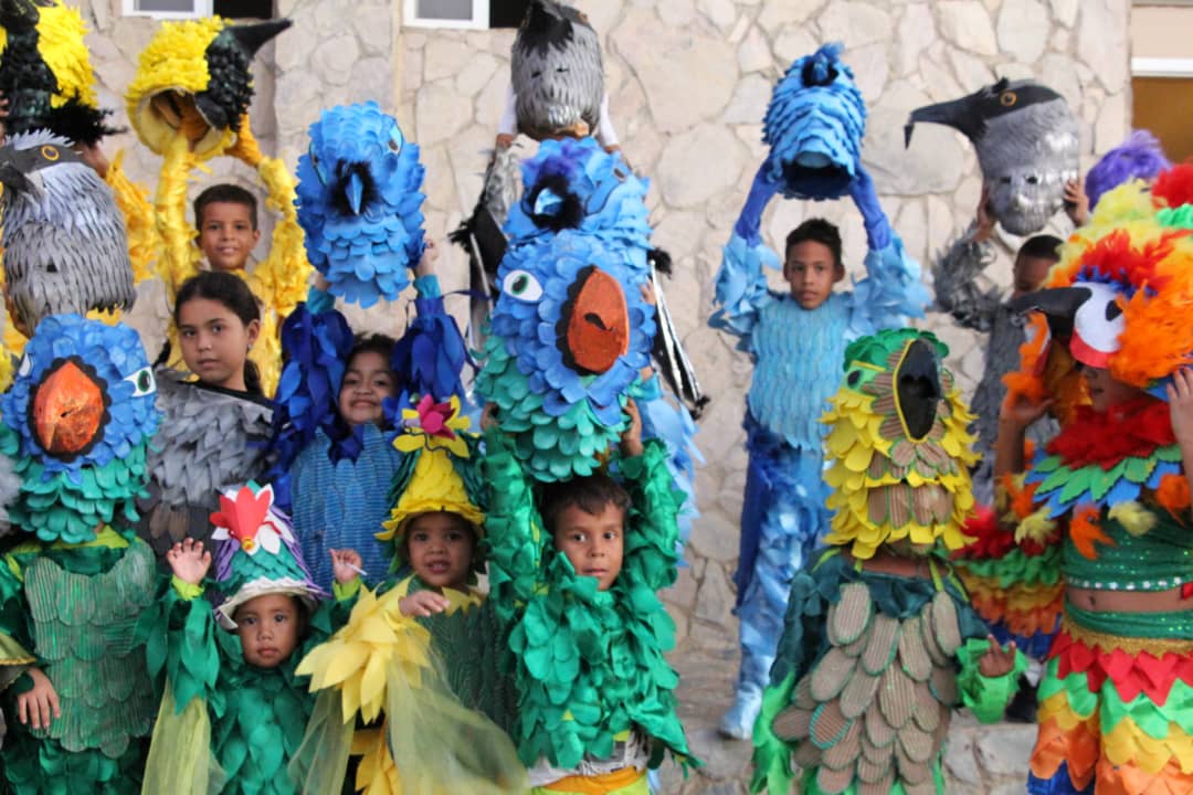 CORFALTUR's tweet photo. 📍CARNAVALES EN EL MUNICIPIO COLINA
Bailamos, reímos, nos llenamos de vivos colores y disfrutamos en familia 👪 en estos #carnavalesfelices2020 ¡Ven a Falcón y disfruta de esta gran experiencia! Porque #falconlotienetodo https://t.co/I7brnDAReB