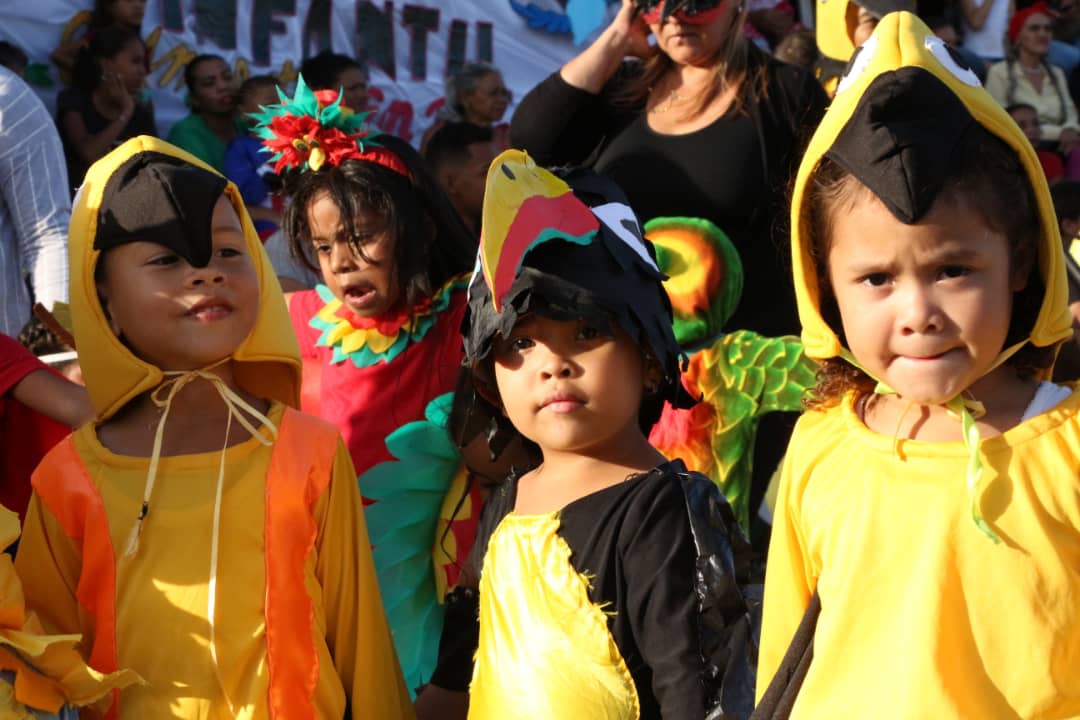 CORFALTUR's tweet photo. 📍CARNAVALES EN EL MUNICIPIO COLINA
Bailamos, reímos, nos llenamos de vivos colores y disfrutamos en familia 👪 en estos #carnavalesfelices2020 ¡Ven a Falcón y disfruta de esta gran experiencia! Porque #falconlotienetodo https://t.co/I7brnDAReB