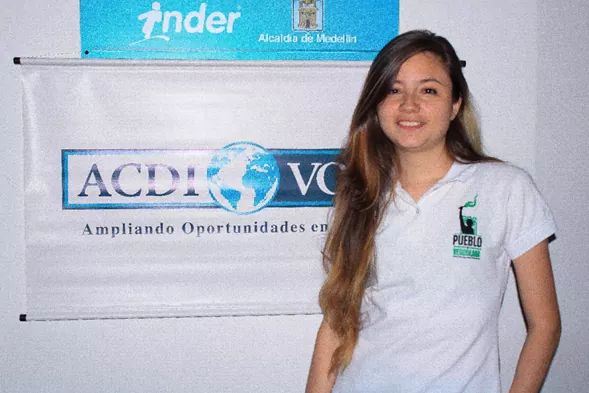 PazyDemocraciaC's tweet photo. Luisa María Agudelo, de @PuebloVerdolaga, @PazyDemocraciaC, USAID- @AcdiVocaCol @AlcaldiadeMed “ en pro del fútbol en paz y enseñando a las nuevas generaciones que es posible vivir esta gran pasión sin matarnos por el color (...)”. Más: https://t.co/AMW21c01S6 #MásQue90minutos https://t.co/AO94eXUUuW