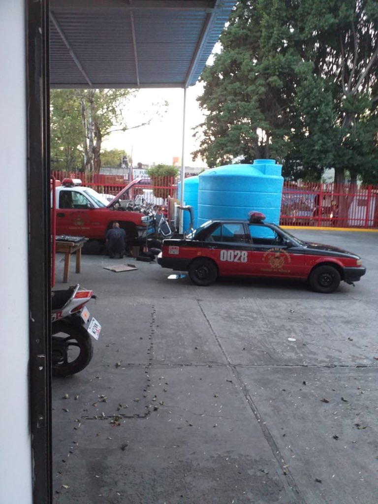 Dshuesadero Azcapotzalco se llevan la caja de velocidades de la camioneta 0455, a donde o para que solo el taller mecanico lo sabe que unidad reconstruyen con piezas obsoletas, la Unidad de rescate 0107, con fuga del enfriador de motor y alternador sigue de exhibición