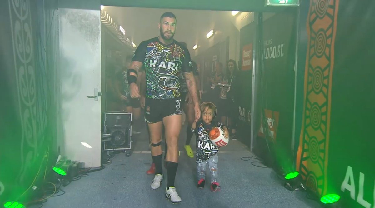 Menino vítima de bullying na Austrália participa do jogo das estrelas do rugby do país glo.bo/2wBJtMF #G1