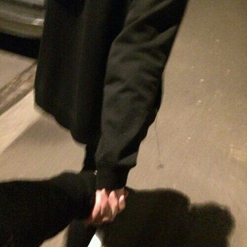 #WSHAU

⠀⠀  งานเลี้ยงเลิกราแล้วพร้อมๆกับการจบโศกนาฏกรรมภายในโรงเรียนวินสโลว์แห่งนี้ แต่ทุกชีวิตที่เหลืออยู่ยังคงต้องดำเนินต่อไปตามเส้นทางของตัวเอง เหมือนกับเขาในตอนนี้

⠀⠀  ริมฟุตบาทที่มีเพียงเสาไฟตามถนนส่องให้ความสว่าง คนสองคนเดินข้างกันเงียบๆโดยไม่มีบทสนทนาเกิดขึ้น