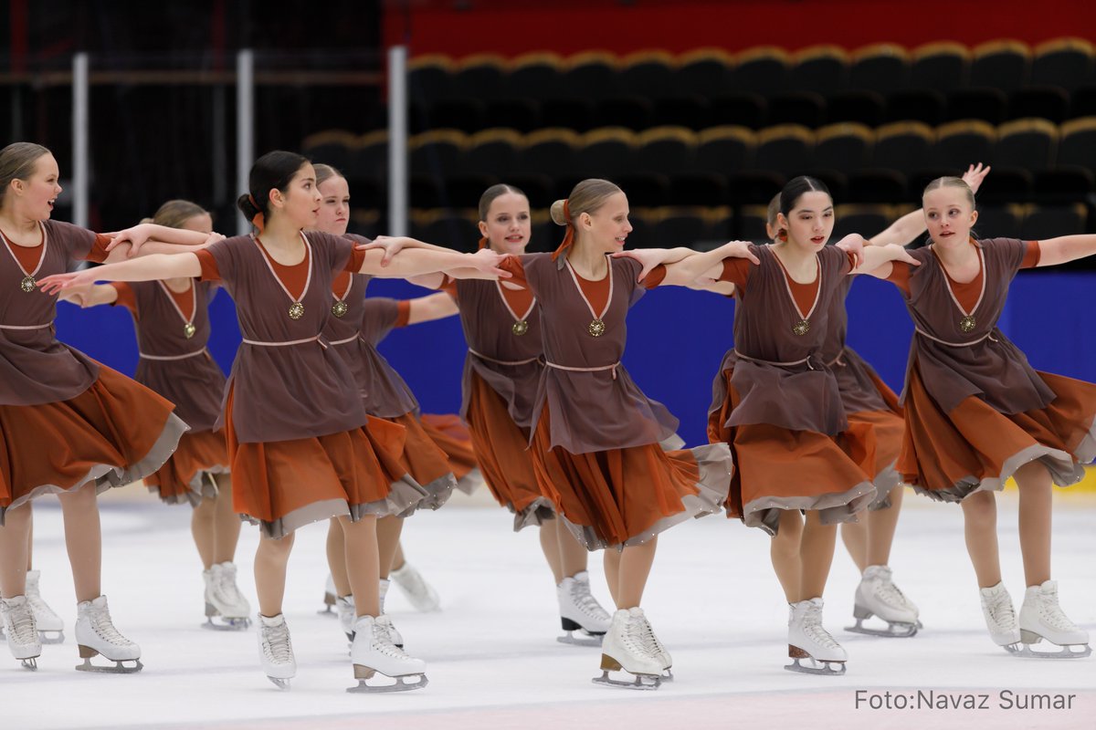 Team Crystal, Nacka Teamåkningsklubb, tar 43.65 poäng och vinner därmed riksmästerskapen 2020!
#synkrosm2020 #skatesweden Foto: Navaz Sumar